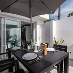 Con Piscina Comunitaria Y Terraza Privada Ferienhaus